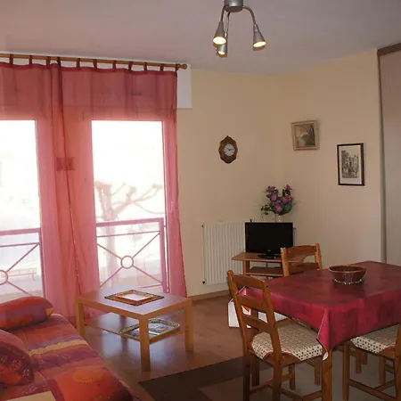 Lovely In With Balcony 아파트
